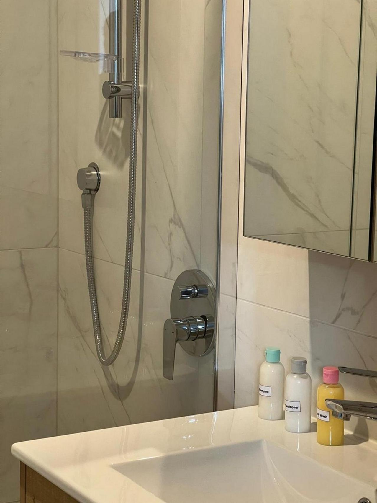 Central Modern 3-Bedroom,3- Bathroom House With Patio And Carpark- Lower Hutt City Centre المظهر الخارجي الصورة