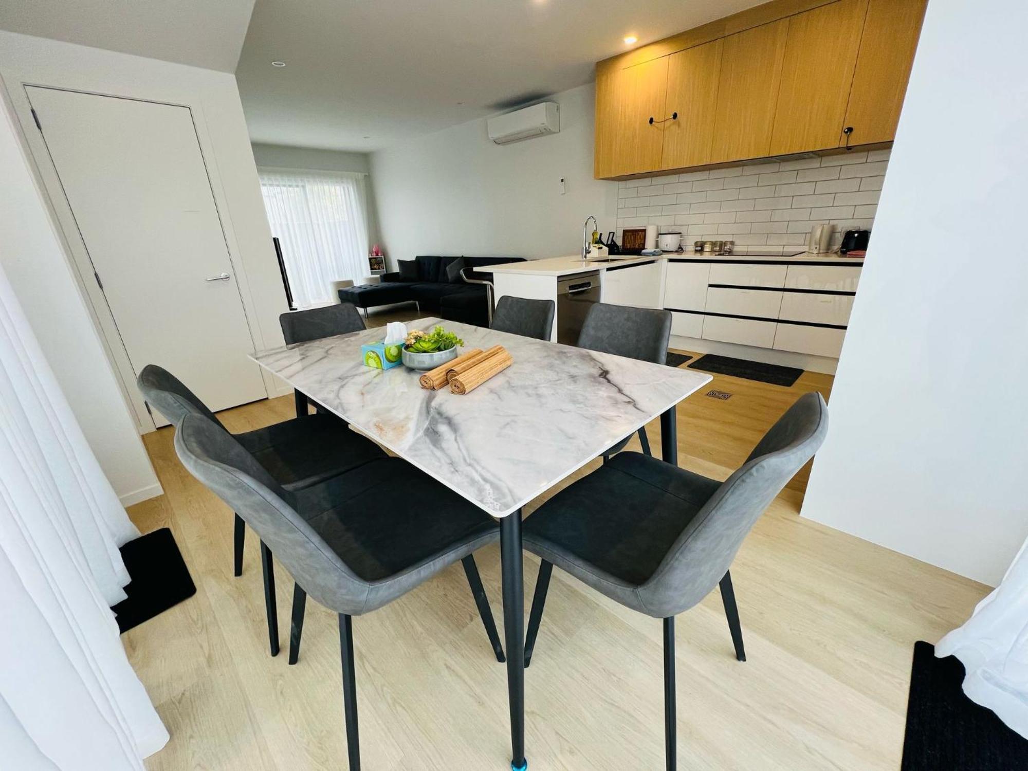 Central Modern 3-Bedroom,3- Bathroom House With Patio And Carpark- Lower Hutt City Centre المظهر الخارجي الصورة